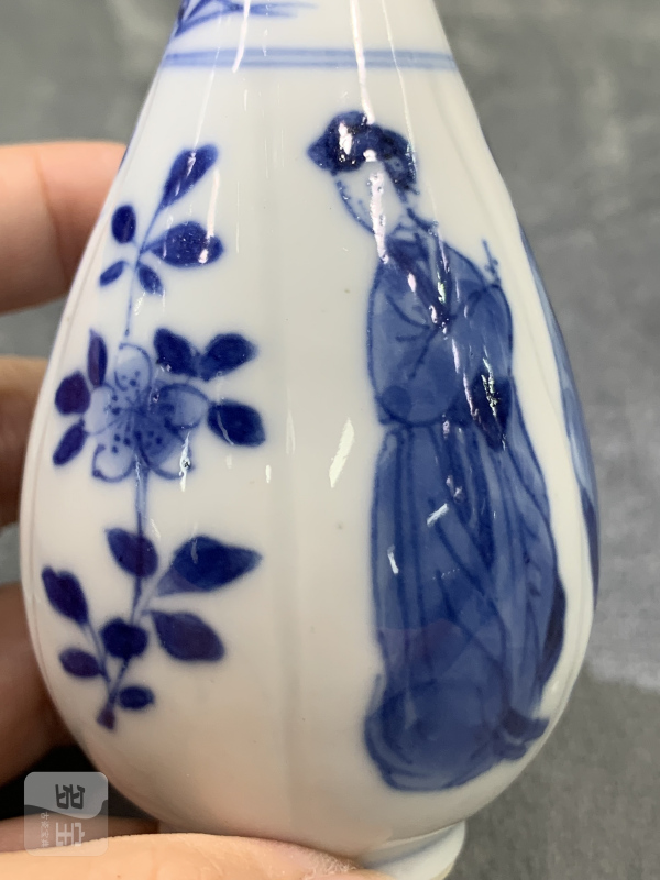 清康熙青花四美图瓜棱小胆瓶 - 图9